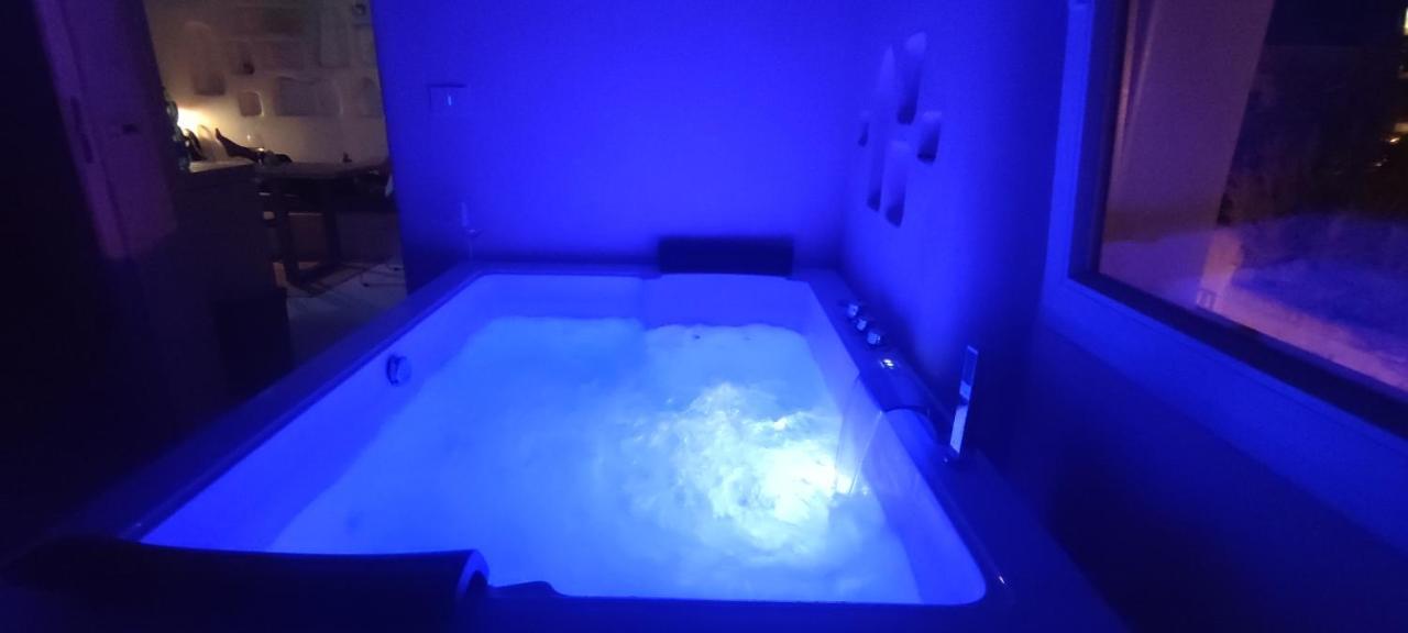 Casa Mediterranea Jacuzzi Riscaldata Con Caminetto Specchiolla Bagian luar foto