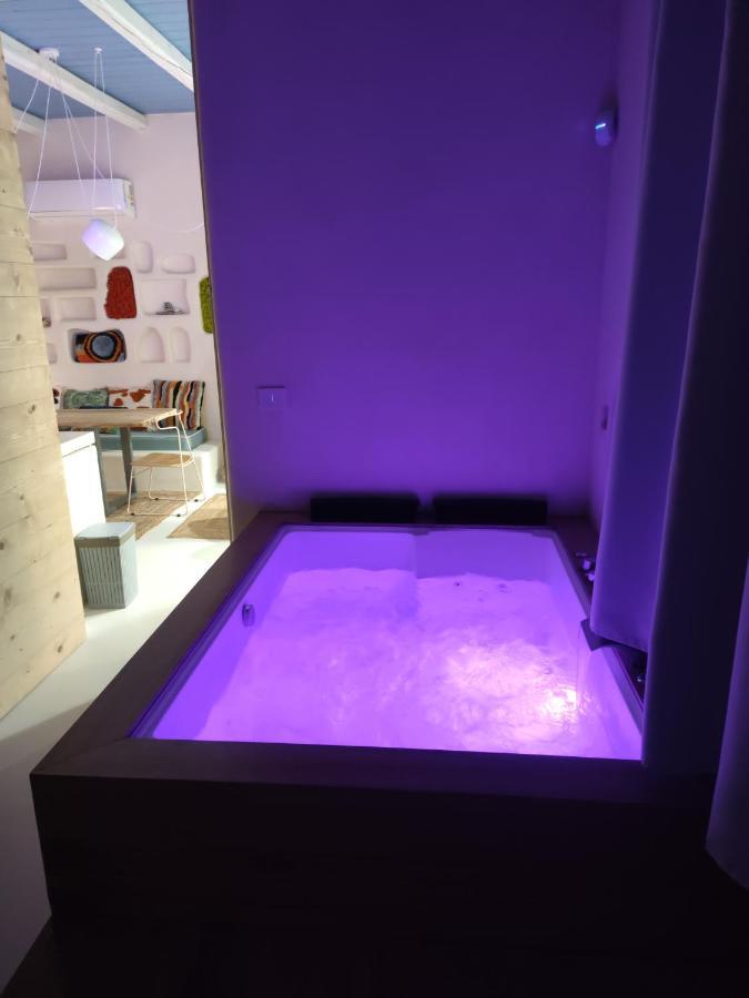 Casa Mediterranea Jacuzzi Riscaldata Con Caminetto Specchiolla Bagian luar foto